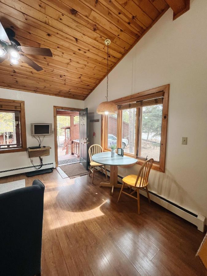 Cozy Cabin Close To Downtown 우드랜드 파크 외부 사진