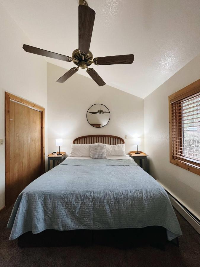 Cozy Cabin Close To Downtown 우드랜드 파크 외부 사진